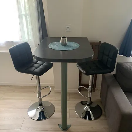 Cosy And Charming In Apartman Párizs